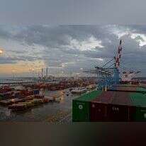 הפחתות מכסים לא תמיד מוזילות מחירים. סחורה בנמל אשדוד. | שאטרסטוק