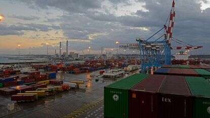 הפחתות מכסים לא תמיד מוזילות מחירים. סחורה בנמל אשדוד. | שאטרסטוק