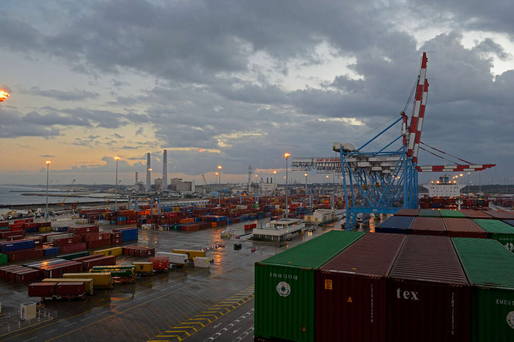 הפחתות מכסים לא תמיד מוזילות מחירים. סחורה בנמל אשדוד. | שאטרסטוק