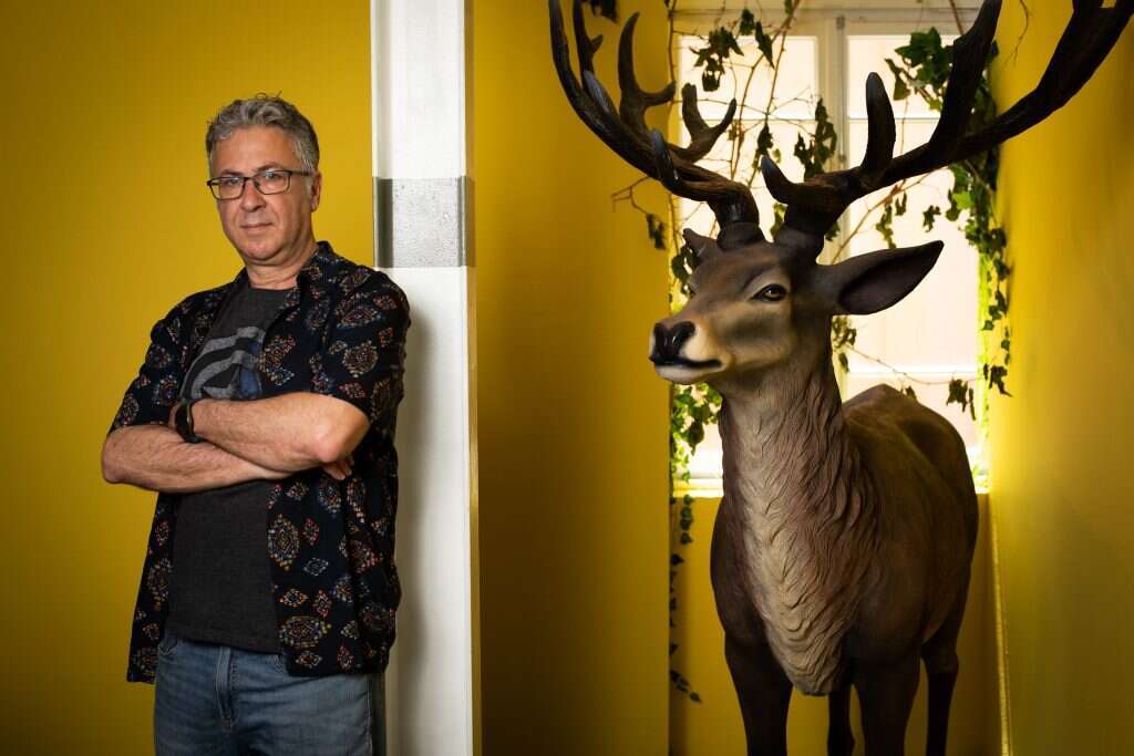 הכול בגלל סיפור על אסירים אנאלפביתים. דוקי דרור. | אריק סולטן, מתוך התערוכה בבית העיר - פסל מבית טאוס, עיצוב תערוכה נועם בר הכול בגלל סיפור על אסירים אנאלפביתים. דוקי דרור. | אריק סולטן, מתוך התערוכה בבית העיר - פסל מבית טאוס, עיצוב תערוכה נועם בר