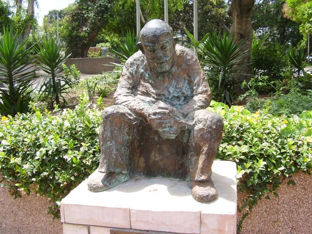 הנצחה אחת ויחידה. פסל שורנשטיין בגן העיר. | ד"ר אבישי טייכר הנצחה אחת ויחידה. פסל שורנשטיין בגן העיר. | ד"ר אבישי טייכר