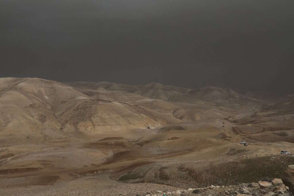 מטיילים ישראליים במדבר יהודה. | מרים צחי