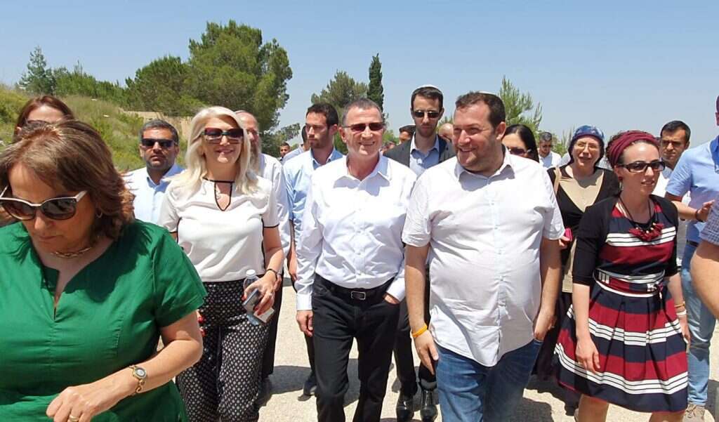 ראש מועצת שומרון יוסי דגן וחברי הכנסת בביקור בחומש, בשבוע שעבר. | רועי חדי