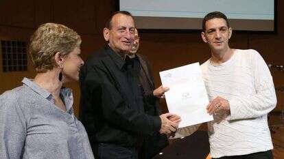 תחקירן הארץ גידי וייץ מקבל פרס סוקולוב ב-2015. | קוקו