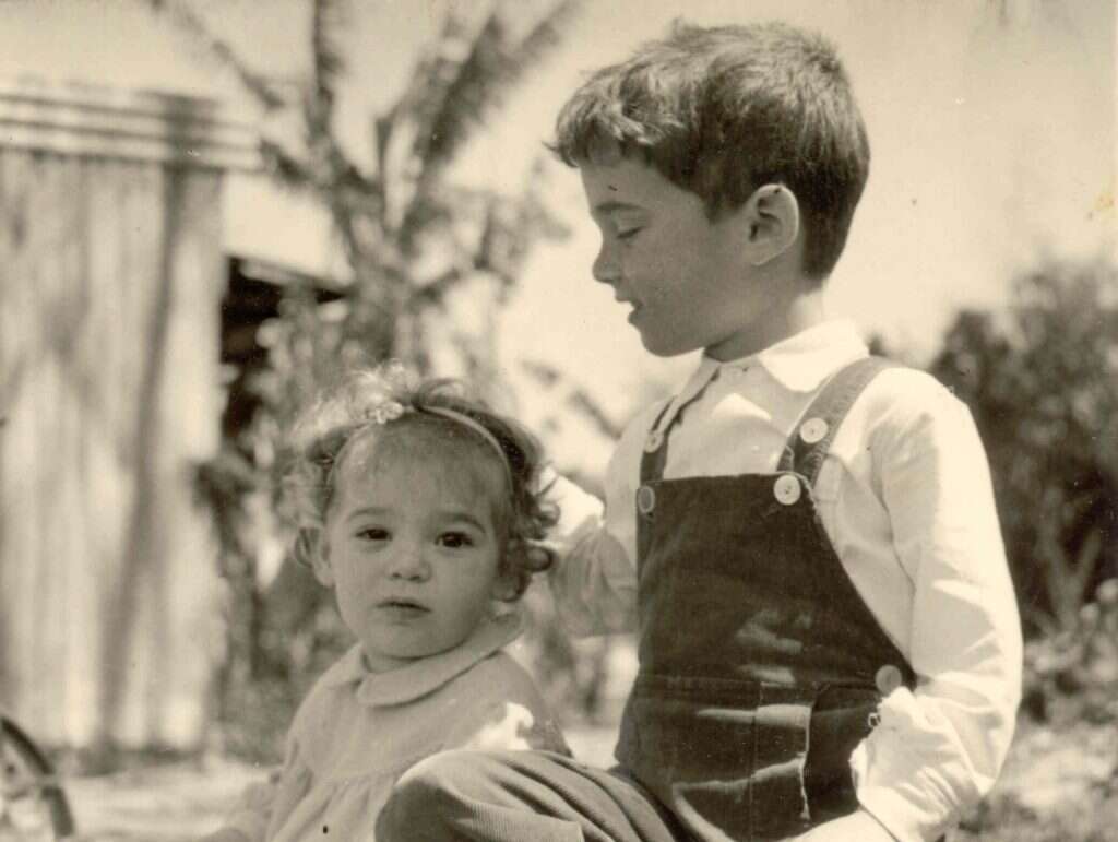 "פתאום הבין מה עבר עליי". יובל ומיכל שטייניץ בילדותם. | מתוך האלבום המשפחתי