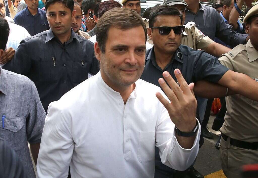 ראהול גנדי מציג את אצבעו המסומנת בדיו הצבעה, בשבוע שעבר. | EPA