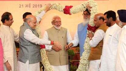 נרנדרה מודי ופוליטיקאים תומכים ממפלגתו וממפלגות הימין האחרות בניו־דלהי. | EPA