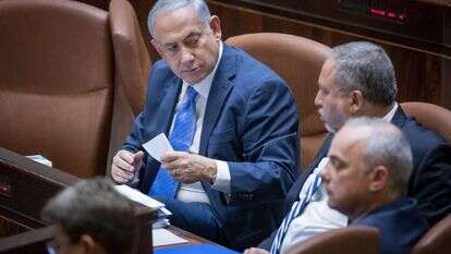 נתניהו וליברמן במליאת הכנסת. | יונתן זינדל/פלאש 90