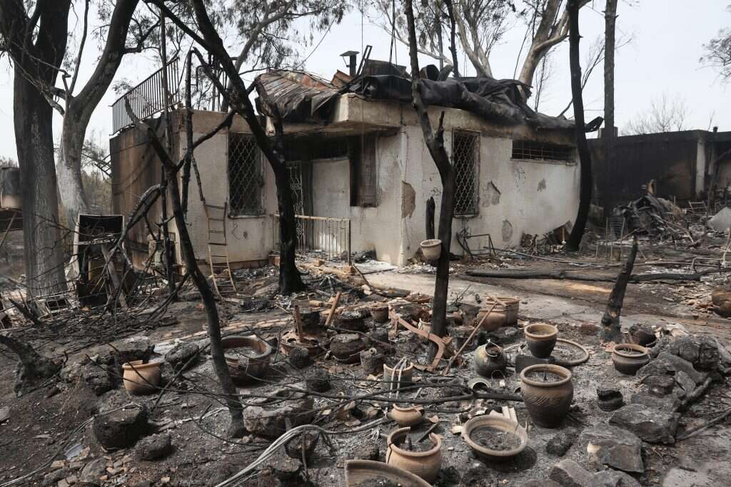 "אם היו נוטעים שם אלונים, זה לא היה קורה". נזקי השריפה במבוא מודיעים. | EPA