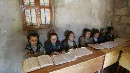 הרב ערוסי מזהיר בכרוז כי עוד מעט "לא יימצא בעדת תימן יודע דין, לא חזן להתפלל ולא קורא בספר תורה" . לימוד תורה בבית ספר יהודי בעיר ראידה שבתימן. 2009. | רויטרס