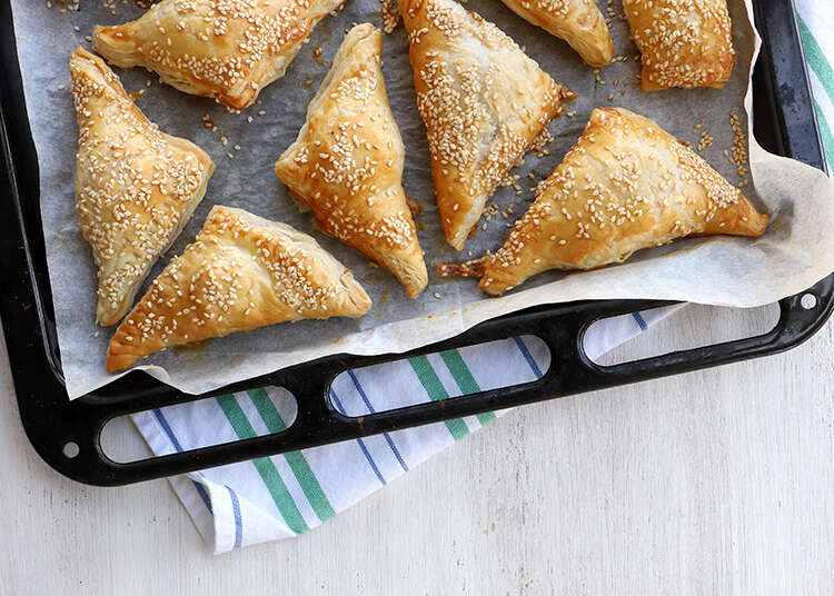 בורקס גבינה מהיר שכולם אוהבים. כלים: עדי ניסני. | אפרת ליכטנשטט