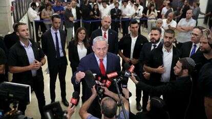 נתניהו בכנסת אחרי ההצבעה לפיזורה. | EPA נתניהו בכנסת אחרי ההצבעה לפיזורה. | EPA