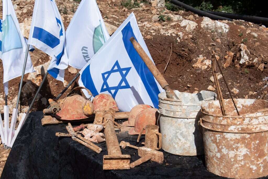 כלי עבודה מחוץ למנהרה בצפון. | אייל מרגולין - ג'יני