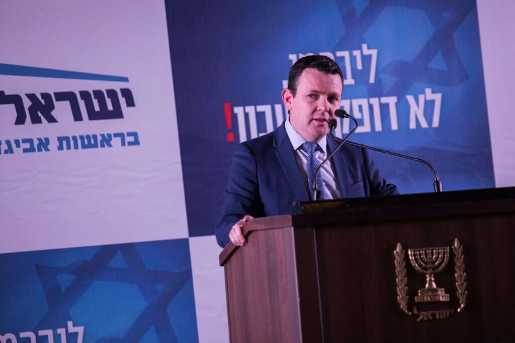 יבגני סובה על רקע סיסמת הבחירות שהוחלפה. | הדס פרוש, פלאש 90 יבגני סובה על רקע סיסמת הבחירות שהוחלפה. | הדס פרוש, פלאש 90