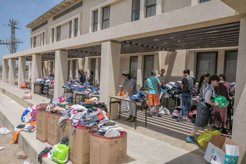 תרומות הבגדים שהגיעו ליד בנימין. | יוסי אלוני