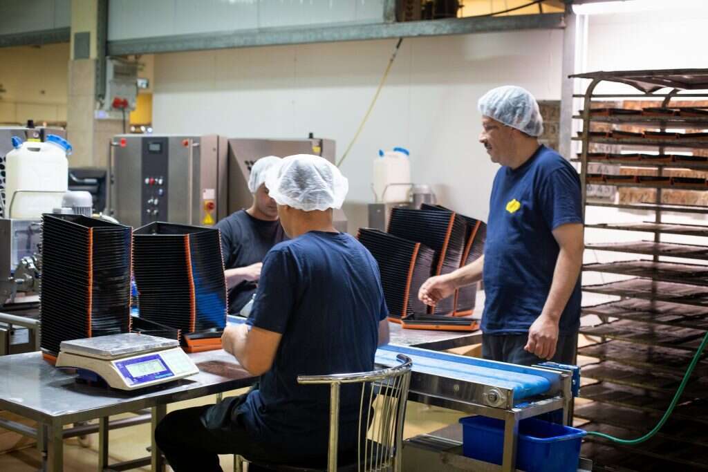 יש מפעלים שישראלים מעסיקים בהם פלסטינים, האתגר הוא לייצר גם את ההפך. | אילוסטרציה.