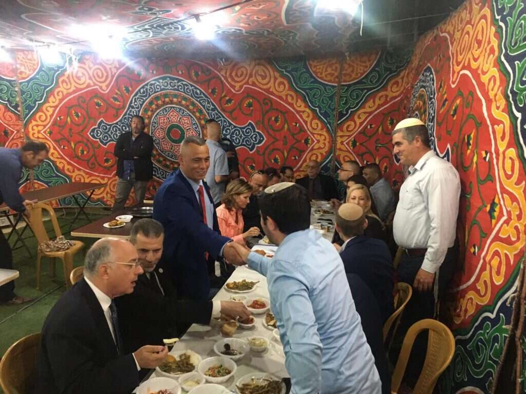 לא נרתעים מהאיומים של אש"ף. סעודת איפטאר משותפת בבית משפחת ג'עברי בחברון. | לשכת במסחר והתעשייה יהודה ושומרון