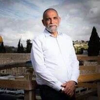 הרצל בן־ארי על פיגומי מעלית הכותל. | אריק סולטן