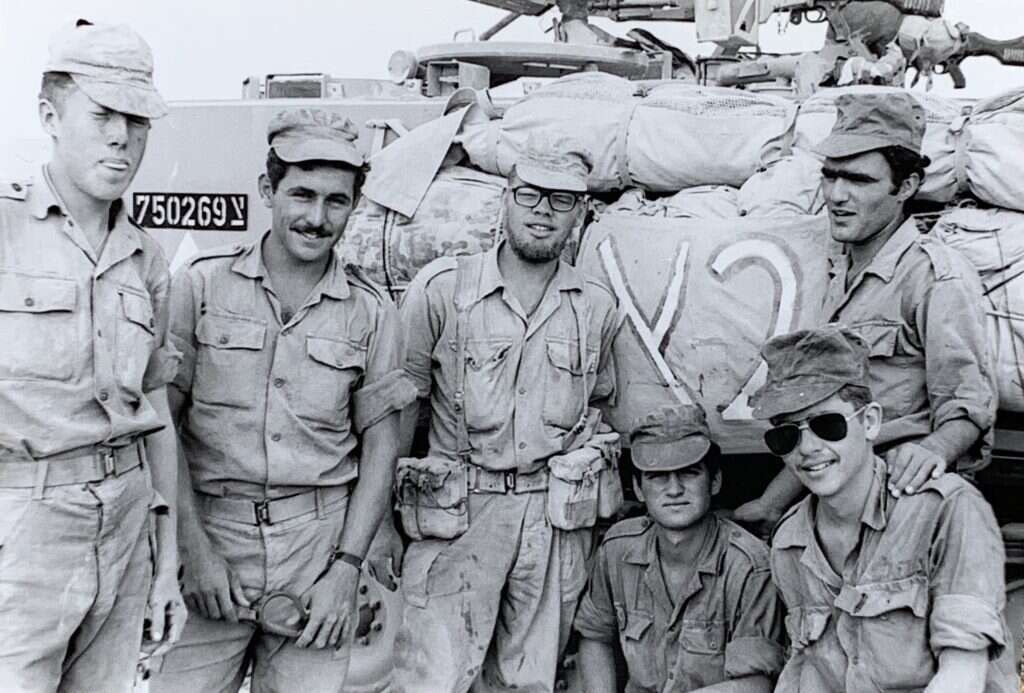 רוב הזמן יש לך מימין ומשמאל חברים, וזה נותן הרבה כוח. עפר דרורי (שני משמאל) עם חברי צוותו לפני מלחמת יום הכיפורים. | אבי רוה