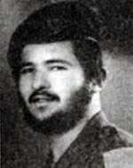 פינה פצועים תחת אש, תוך כדי שהוא מכבה את האש בידיו החשופות. ישראל שינדלר ז"ל. | באדיבות המשפחה