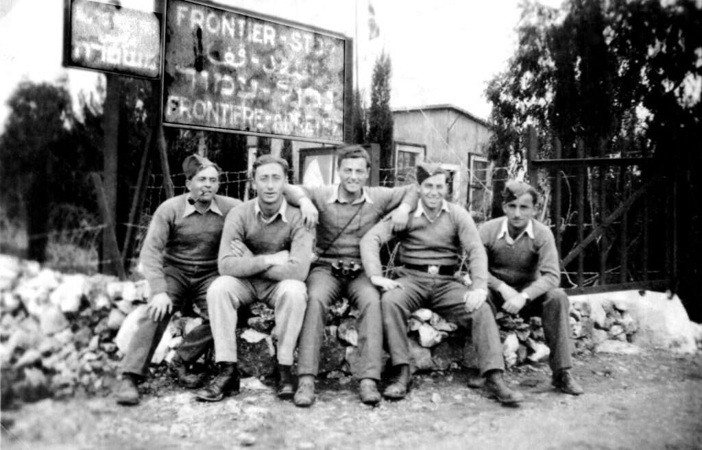 חילים ליד משטרת הגבול מטולה. | באדיבות ארכיון צה"ל במשרד הביטחון