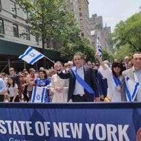 אנדרו קומו. | מיכאל טוכפלד