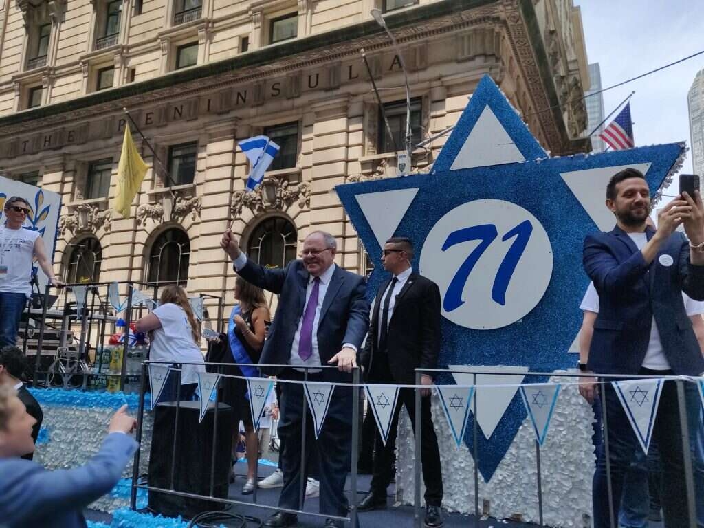 דני דיין על המשאית. | מיכאל טוכפלד דני דיין על המשאית. | מיכאל טוכפלד