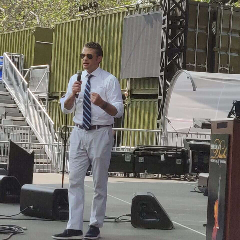 פיט הסגת' על בימת הקונצרט. | מיכאל טוכפלד פיט הסגת' על בימת הקונצרט. | מיכאל טוכפלד