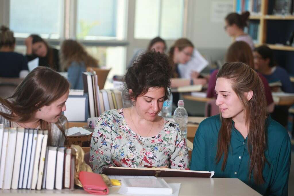 נשים יכולות להביא לזירה הרבנית תכונות ואיכויות אחרות. תלמידות במדרשת מגדל עוז. | מרים צחי