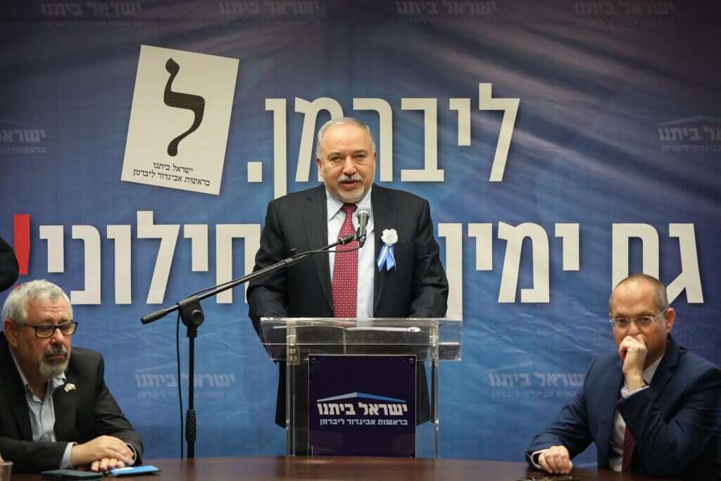 אינו בוחל במנעמי הזיגזג. ליברמן בישיבת סיעת ישראל ביתנו, השבוע. | נעם ריבקין פנטון, פלאש 90 אינו בוחל במנעמי הזיגזג. ליברמן בישיבת סיעת ישראל ביתנו, השבוע. | נעם ריבקין פנטון, פלאש 90