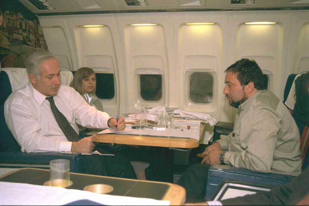 "עליות וירידות". אביגדור ליברמן ובנימין נתניהו בדרכם לכינוס בטחוני בליסבון, 1996. | סהר יעקב, לע"מ "עליות וירידות". אביגדור ליברמן ובנימין נתניהו בדרכם לכינוס בטחוני בליסבון, 1996. | סהר יעקב, לע"מ