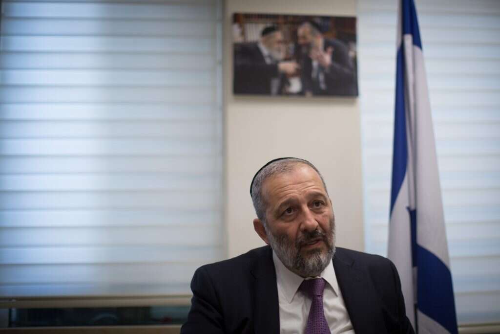 הוא וליברמן משוכנעים שיש קשר בין מוצאם לבין העוינות כלפיהם. אריה דרעי. | הדס פרוש, פלאש 90 הוא וליברמן משוכנעים שיש קשר בין מוצאם לבין העוינות כלפיהם. אריה דרעי. | הדס פרוש, פלאש 90