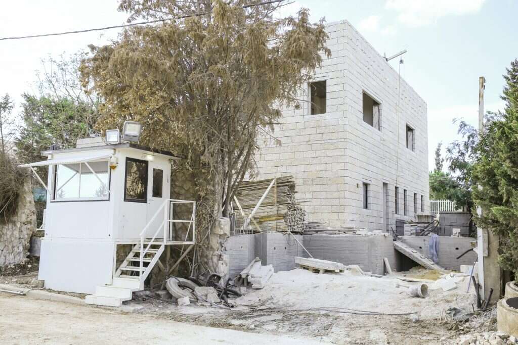 המתנחל הבכיר מנוקדים לא התייצב בראש החץ של המאבקים בנסיגות. ביתו של ליברמן, 2016. | מרים צחי המתנחל הבכיר מנוקדים לא התייצב בראש החץ של המאבקים בנסיגות. ביתו של ליברמן, 2016. | מרים צחי