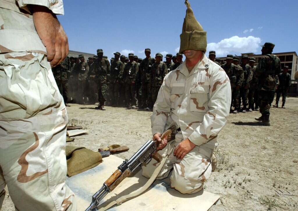 כמו כל דבר בצבא הקורס מתחלק לשלושה חלקים. אימון להרכבת נשק בעיניים עצומות בשלב הטירונות. | גטי אימג'ס