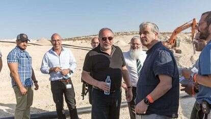 השר לשעבר ליברמן יחד עם רואה (מימין) ואלירז (משמאל), באתר הקמת עמיחי ב־2017. | הלל מאיר, TPS