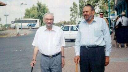 הרב חזן עם הרב יהודה אשכנזי (מניטו) חברו לנפש ושותף לדרך בהנהגת יהודי צרפת בישראל. | באדיבות בתו, מרים סטיווי הרב חזן עם הרב יהודה אשכנזי (מניטו) חברו לנפש ושותף לדרך בהנהגת יהודי צרפת בישראל. | באדיבות בתו, מרים סטיווי