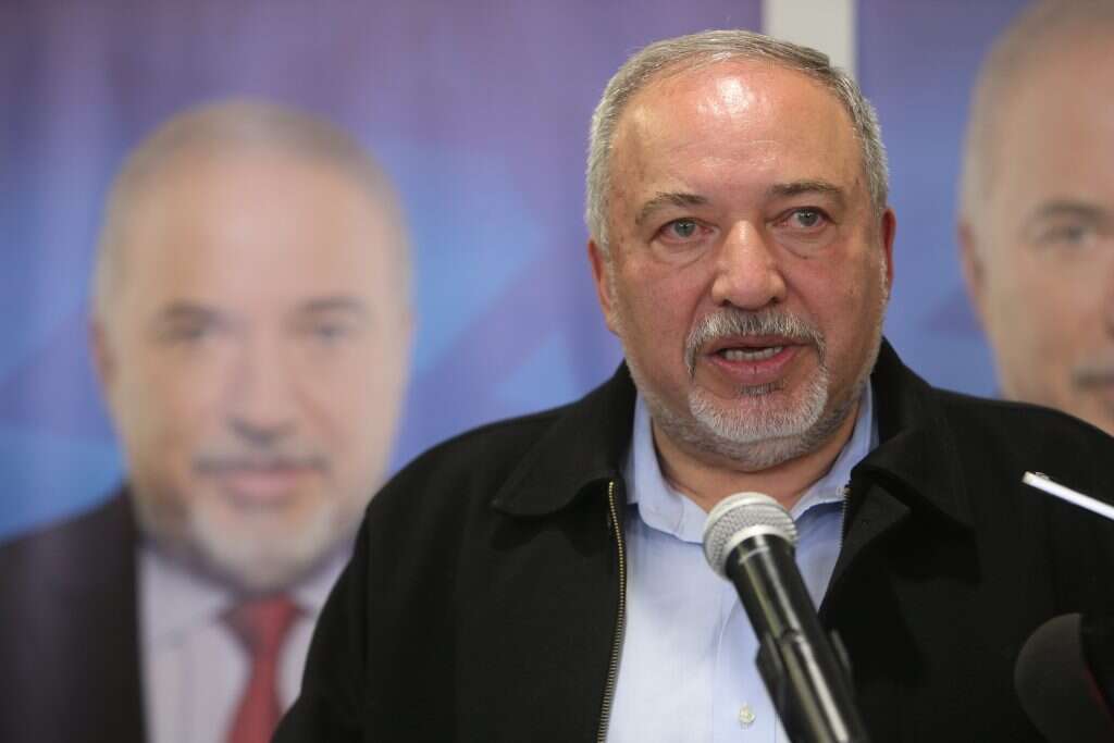 אביגדור ליברמן במטה הבחירות. | מרים צחי