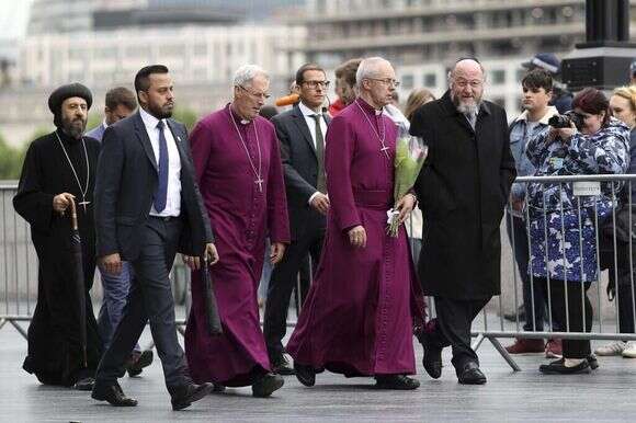 מגויסים למאבק בטרור. טקס בין-דתי לזכר נפגעי הפיגוע בגשר לונדון. מימין: הרב מירוויס, 2017. | גטי אימג'ס