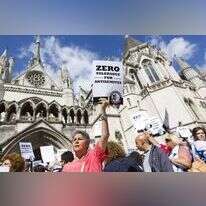 לא רק יהודים נלחמים נגד התופעה. הפגנה נגד אנטישמיות מול בית המשפט העליון, 2014. | AFP