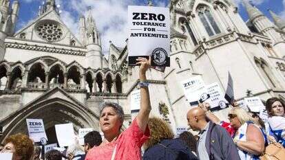 לא רק יהודים נלחמים נגד התופעה. הפגנה נגד אנטישמיות מול בית המשפט העליון, 2014. | AFP