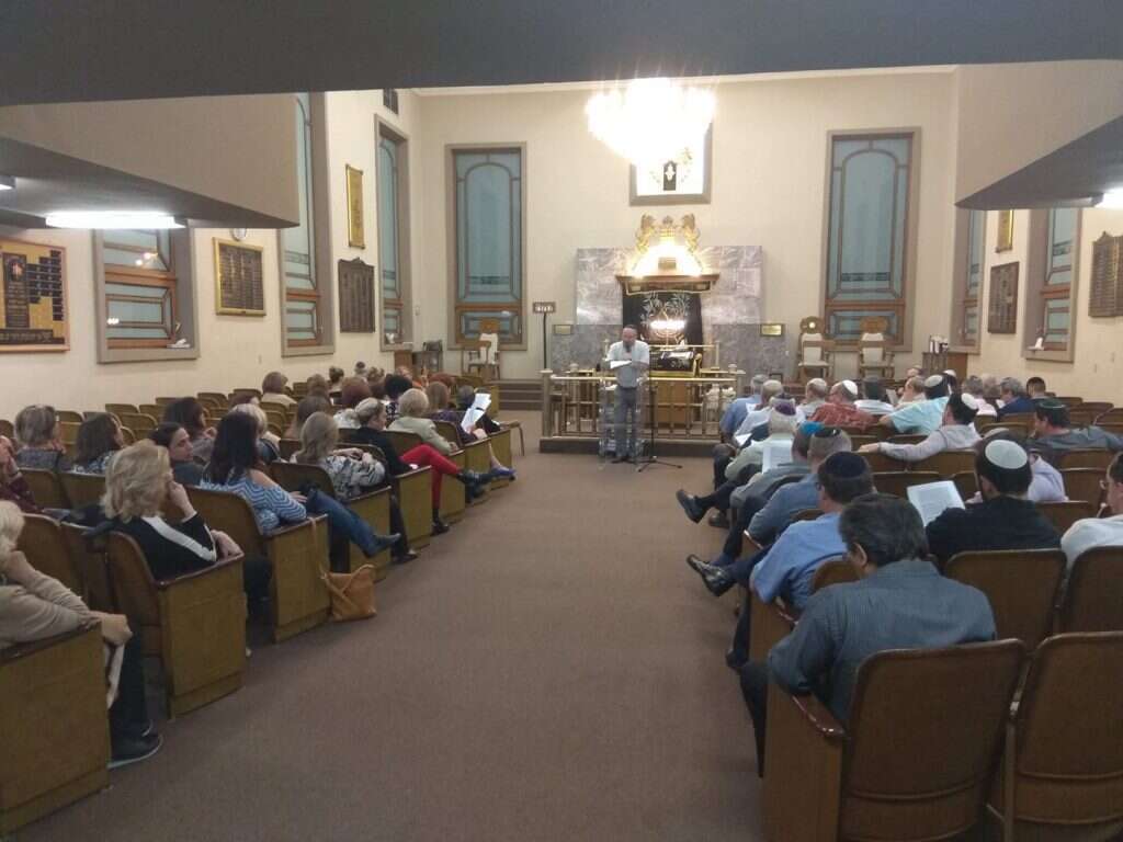 נשאבנו לעבודות הקהילה. שיעור בבית הכנסת במונטריי. | אלבום פרטי