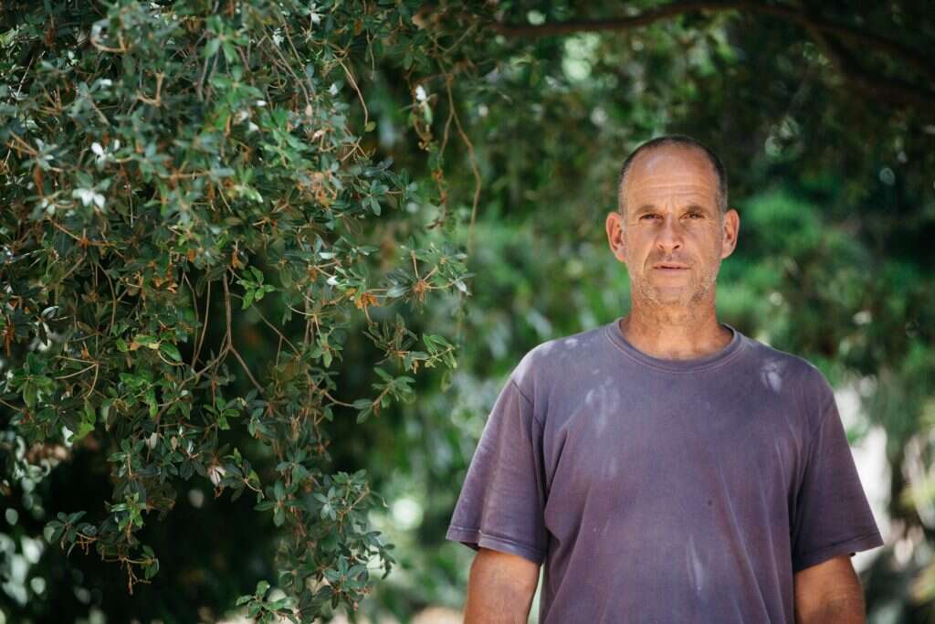 "יש לי בעיה עקרונית למכור עצים. לא מסוגל, אז אני שותל אותם בטבע". בינדל. | אבישג שאר-ישוב