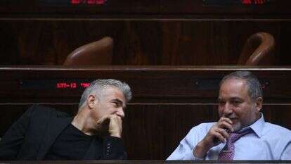 אביגדור ליברמן ויאיר לפיד בהצבעה במליאה ב2015. | מרים צחי