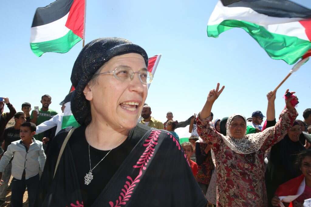 אורית סטורק בסיור של שדולת ארץ ישראל בסוסיא, נאווג'ה - מאחז פלסטיני בחברון. ספטמבר 2016. | מרים צחי אורית סטורק בסיור של שדולת ארץ ישראל בסוסיא, נאווג'ה - מאחז פלסטיני בחברון. ספטמבר 2016. | מרים צחי