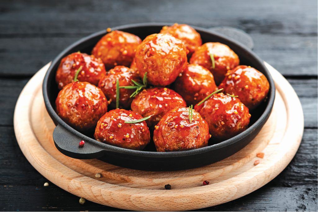 סיר גדול של תבשיל כדורי הודו וירקות. | שאטרסטוק