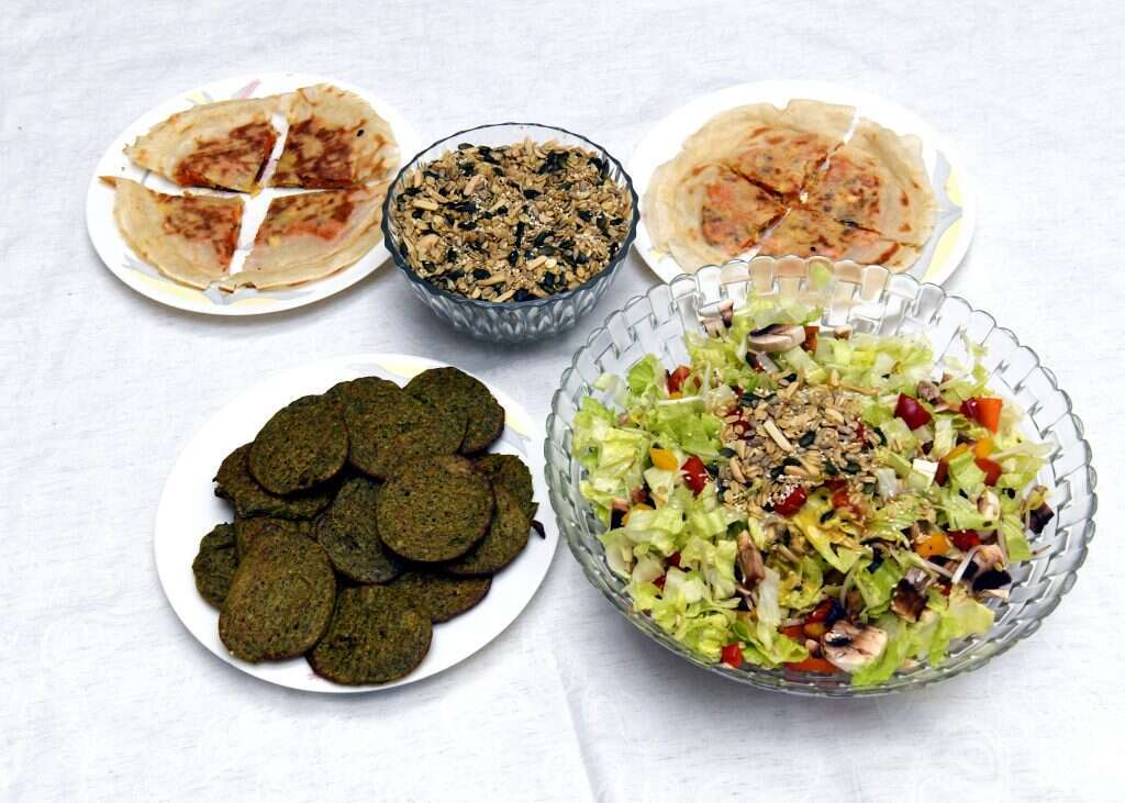 סלט חסה וירקות עם אבוקדו וגרנולה מלוחה. | יוסי זליגר