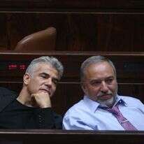 אביגדור ליברמן ויאיר לפיד בהצבעה במליאה ב-2015. | מרים צחי
