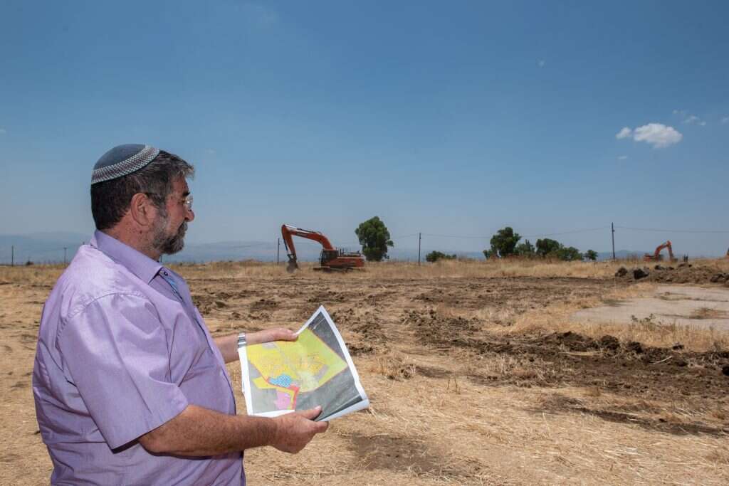 חיים רוקח, ראש המועצה האזורית גולן על רקע העבודות להקמת היישוב. | אייל מרגולין, ג'יני