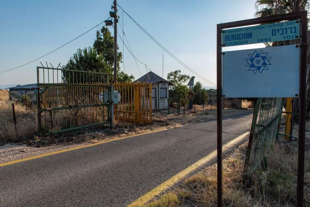 "הבדידות סובייקטיבית. כל כך הרבה פעמים ניסו לגרש אותנו, ולא נשברנו". הכניסה ליישוב ברוכים. | אייל מרגולין, ג'יני