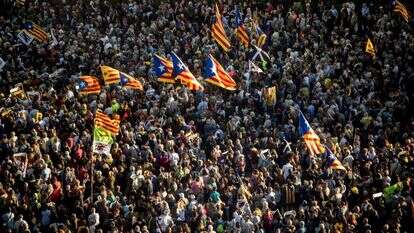 הפגנת תמיכה בעומדים למשפט. | EPA